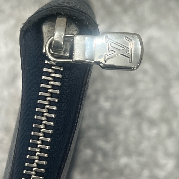 Louis Vuitton Women’s Zip Wallet - Picture 5 of 9